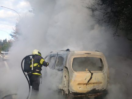 U Orlíka shořelo auto. Škoda je 130 tisíc korun