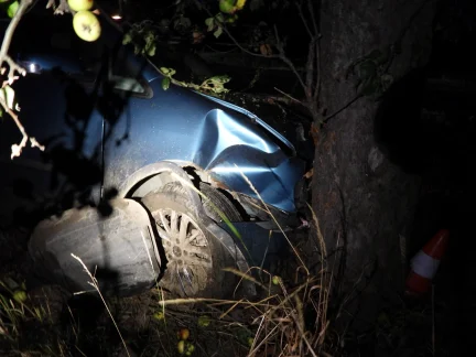 Muž bez řidičáku vzal v kempu na Strakonicku auto příbuznému. Opileckou jízdu ukončila nehoda