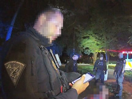 Muž spal v houpací síti na Sokolském ostrově. Pak zaútočil na strážníky, jednoho zranil