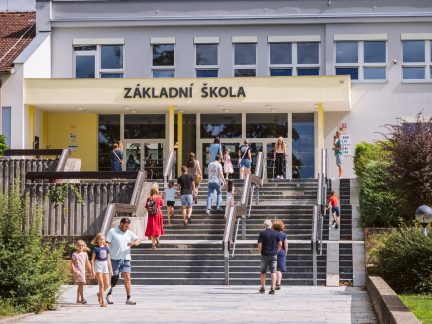 Hluboká otevírá největší investici ve své historii. Děti přivítal nový školní pavilon