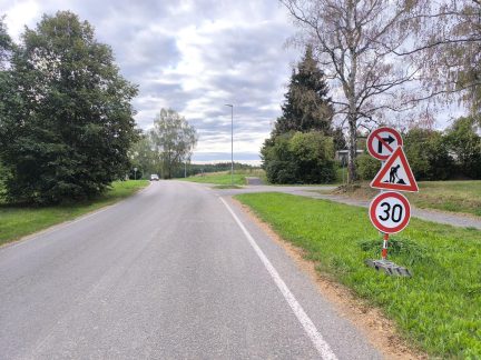 Otevřeno. Most k ZVVZ už je průjezdný, ale omezení rychlosti se při značení nepovedlo