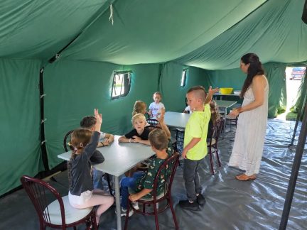 Akce M.A.S.H. v Chlumu u Třeboně. Školáci obědvají ve vojenských stanech