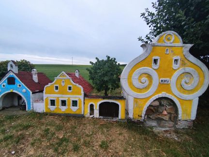 Nadšenec z Krumlovska si postavil na zahradě maketu vesnice ze skutečných cihel