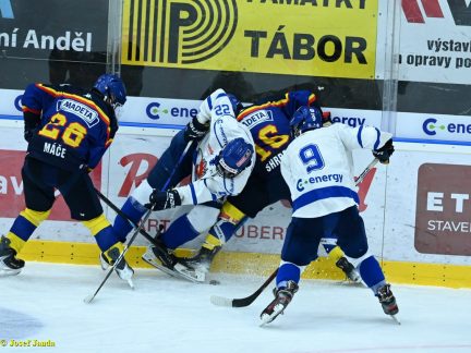 VIDEO: Nevydařená premiéra skončila v derby málem desítkou. Extraligoví dorostenci Tábora na Motor neměli