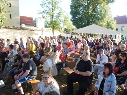 Benefiční večer v Chelčicích podpořily stovky lidí. Domov sv. Linharta střádá na novou keramickou pec