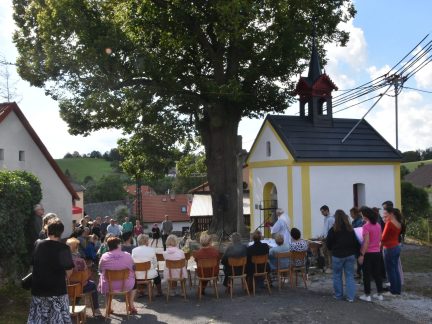 V Květuši slavili opravenou kapličku i kulturní dům. Obě stavby spojují lidi, zaznělo při slavnosti