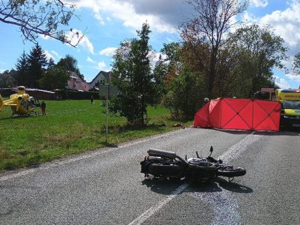 Po vážné nehodě pěti aut a motocyklu u Temešváru je uzavřena silnice 29