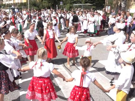 VIDEO. V Měšicích si užili dožínky. Na sousedském jarmarku byly k mání ozdoby, dobroty i smolná mast dědy Aloise