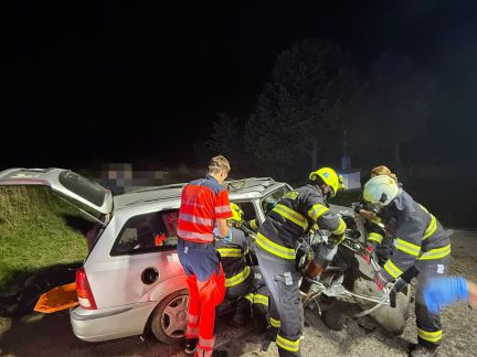 Vážná nehoda u Branišova. Těžce zraněného mladíka museli hasiči z auta vyprošťovat