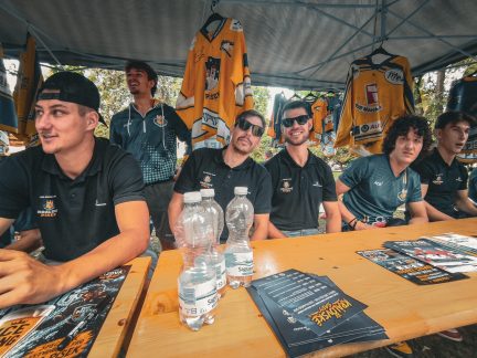 Hokejisté Písku vyrazili za fanoušky. V parku se podepisovali hráči i známí odchovanci