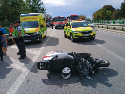U Třeboně se střetlo osobní auto se skútrem. Pro staršího muže letěl vrtulník