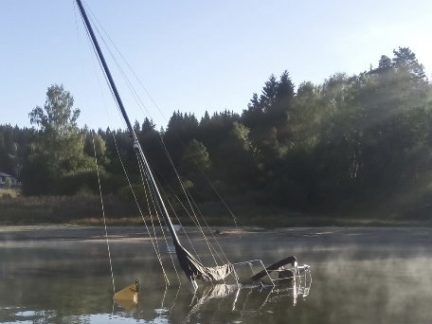 Pod hladinou Lipna zmizela plachetnice. Hasiči řeší únik provozních kapalin