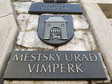 Led ze střechy spadl na auto, majitel chce peníze od města Vimperk. Stejně jako pojišťovna