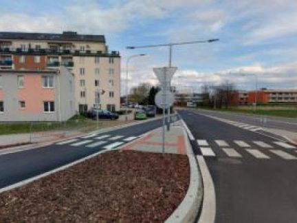 Vyšlapané cesty v Budějovicích nahradí nové chodníky