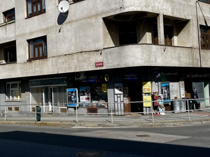 Loupežné přepadení trafiky v Kollárově ulici v Písku. Policie hledá svědky
