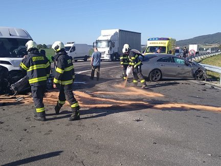 Řidiči, pozor. Dopravu u Zlaté Koruny komplikuje nehoda