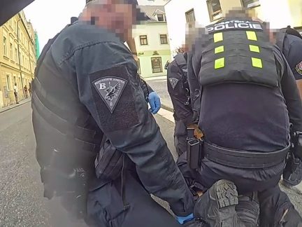 Zdrogovaný muž v Budějovicích házel kameny po projíždějících autech