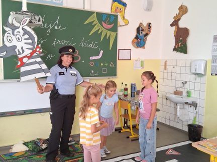 Na začátku školního roku nezamířili do škol na Strakonicku jen žáci, ale i policisté