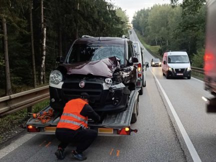 Na Krumlovsku se střetlo osobní a nákladní auto. Dva zranění