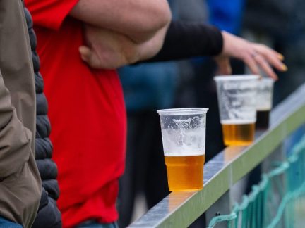 Pivo a panák u mládežnického fotbalu? Ve hře je zákaz podávání alkoholu během zápasů