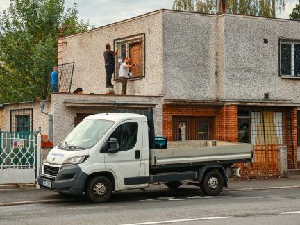 Opuštěný dům v Budějovicích chrání před bezdomovci a narkomany mříže. Podívejte se, jak to tam vypadalo