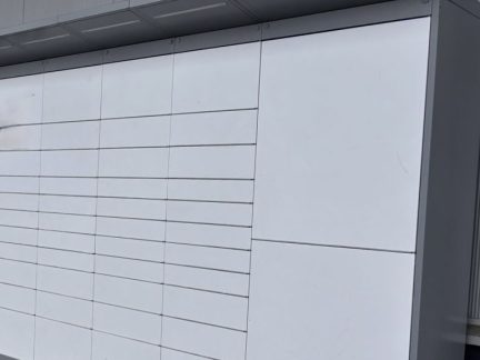 Věděl, jak se dostat do výdejních boxů. Bývalý zaměstnanec způsobil škodu za více než dva miliony