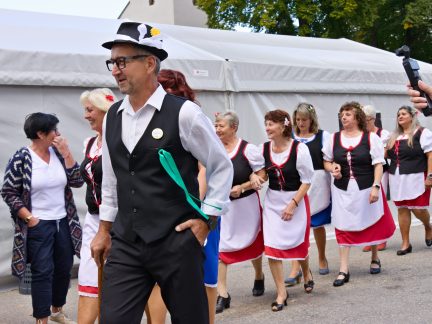Krojovaný průvod, lidové písně i „něco do druhé nohy.“ Do Záblatí se vrátila Konopická