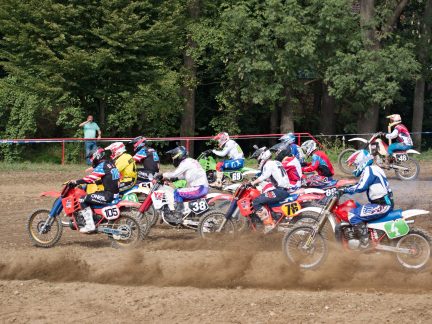 Na Ingilince se vrátil čas zpět. Historické motorky přilákaly přes osmdesát jezdců