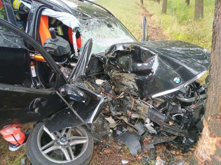 Doplnění k nehodě u Břehova: Po střetu aut narazilo jedno do stromu. Tři zranění