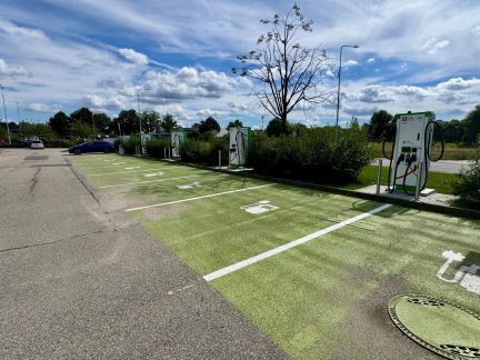 V Táboře se otevírá pět ultrarychlý dobíjecí stanic. Řidiči doplní energii během několika minut