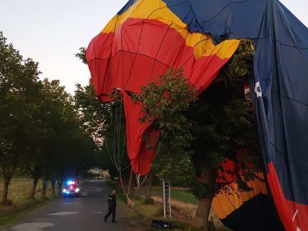 Horkovzdušný balon na Písecku uvázl v koruně stromu