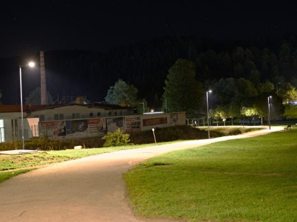 Podél Volyňky ve Vimperku se rozsvítilo 21 lamp. Studenti přesvědčili vedení města