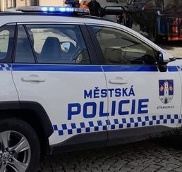 Dvojice mužů nabízela lidem ve Strakonicích zboží. Strážníci zachránili seniorovi 30 tisíc