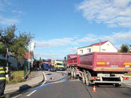 Více k nehodě v Nové Vsi: Řidič auta vjel do protisměru, čelně se střetl s nákladním vozidlem