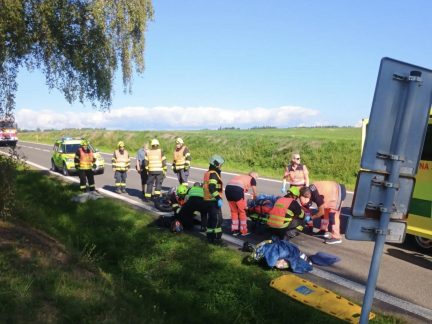 U Kostelce nad Vltavou se střetla motorka s autem. K nehodě letěl vrtulník