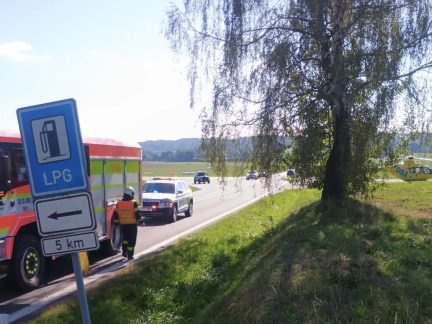 Motorkář utrpěl při nehodě u Kostelce vážné poranění nohy