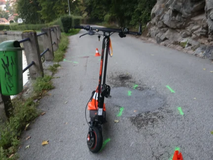 Muž v Jindřichově Hradci havaroval na elektrokoloběžce. Letěl pro něj vrtulník