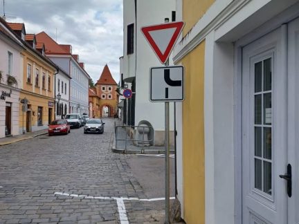 U pošty v Krumlově se změnila přednost, u divadla vznikla nová místa pro parkování