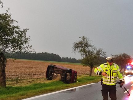 U Opařan vyletělo auto ze silnice, v Táboře je hlášen střet vozidla s chodcem