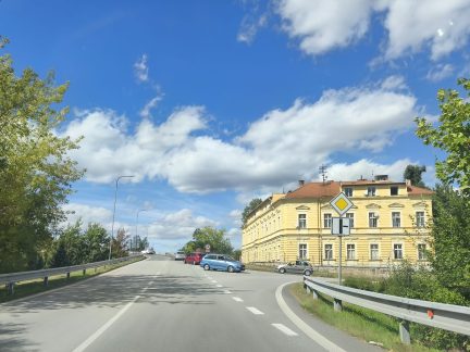 Kolony od přeložky až k Dvořákově ulici. Písek řeší dopravu v krizovém místě