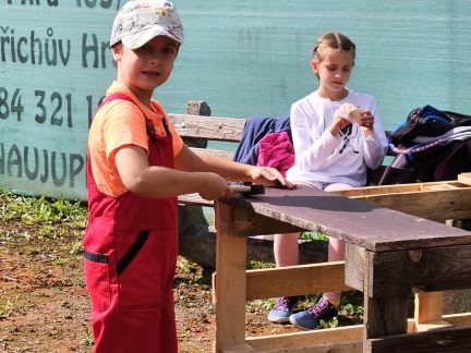 Děti si dovedou hrát i jinak. Jindřichův Hradec má nové hřiště, které mění pravidla