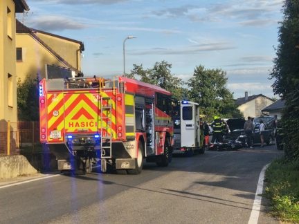 V Čejeticích se střetlo auto s motorkářem. Do nemocnice mladíka transportoval vrtulník