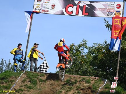 VIDEO: Roman Körber je posedmé králem Strmého vrchu! Jezdec Motosportu Chýnov porazil těsně Marka Wünsche