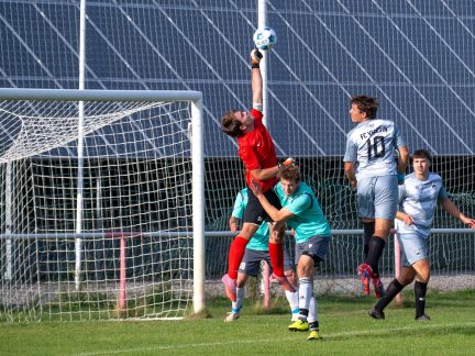 Fotbal: Malonty potvrdily roli favorita. Ve Velešíně vyhrály 3:0. Kanonýr Olah ale vyšel naprázdno