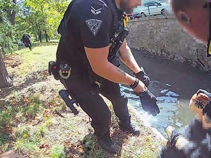 Stačil jeden chybný krok. Opilému muži pomáhali z Mlýnské stoky strážníci