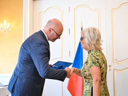 Tři osobnosti jihočeského školství převzaly medaile ministerstva školství