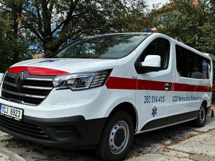 Nová převozová sanitka ve Strakonicích usnadní přepravu imobilních pacientů