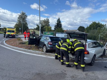 Dvě auta skončila po střetu na Jindřichohradecku uprostřed kruhového objezdu