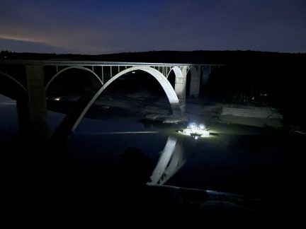 Světla nad bunkry rozzářila i řopíky pod Podolským mostem. Běžně jsou pod vodou