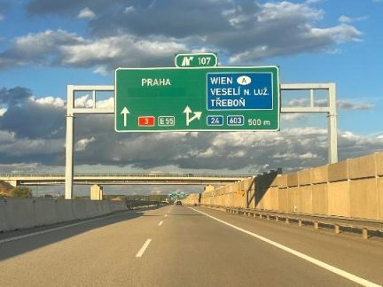 Pro místní rutina, pro cizince problém.  Tábor se na ukazatelích na D3 objeví až na poslední chvíli